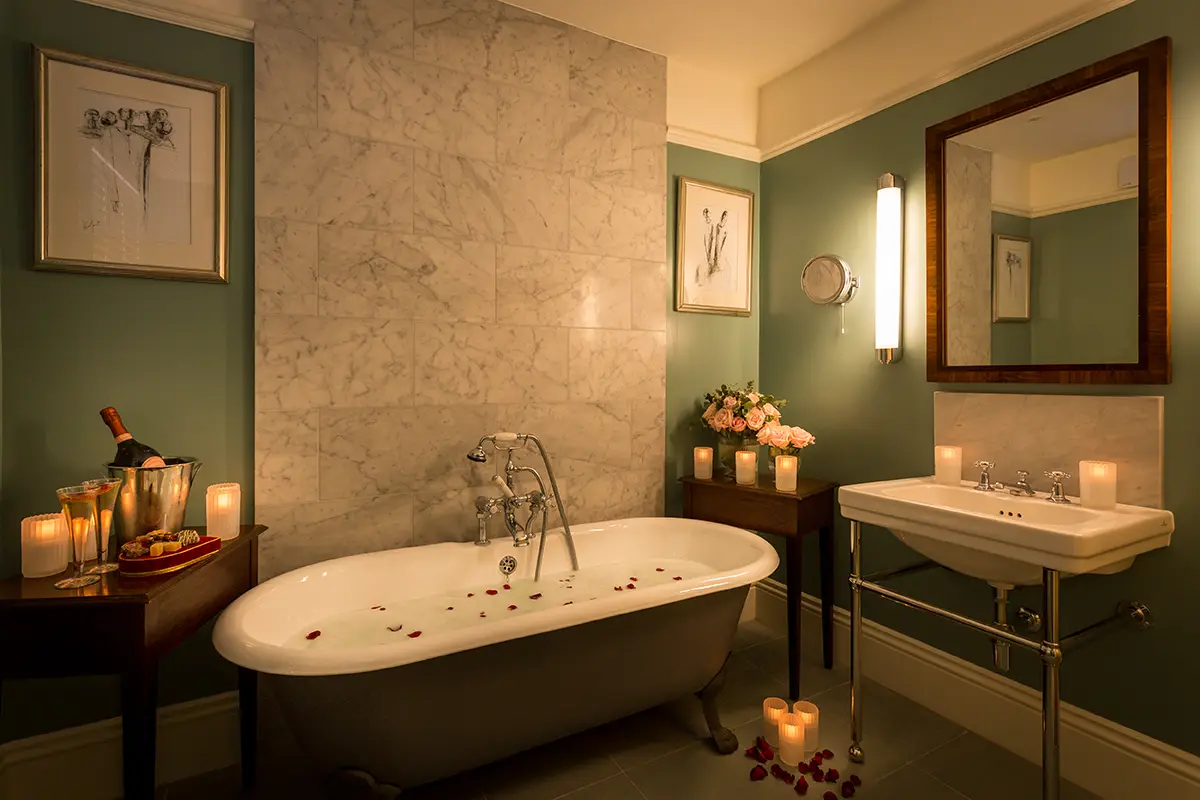 A photo of a luxury bathroom at the Roslin Beach Hotel in Southend